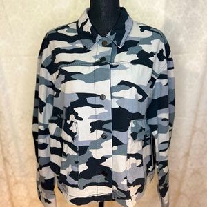 Rock & Republic Women’s Blue and Black Camo Print Cropped Button Up Jacket (XXL)